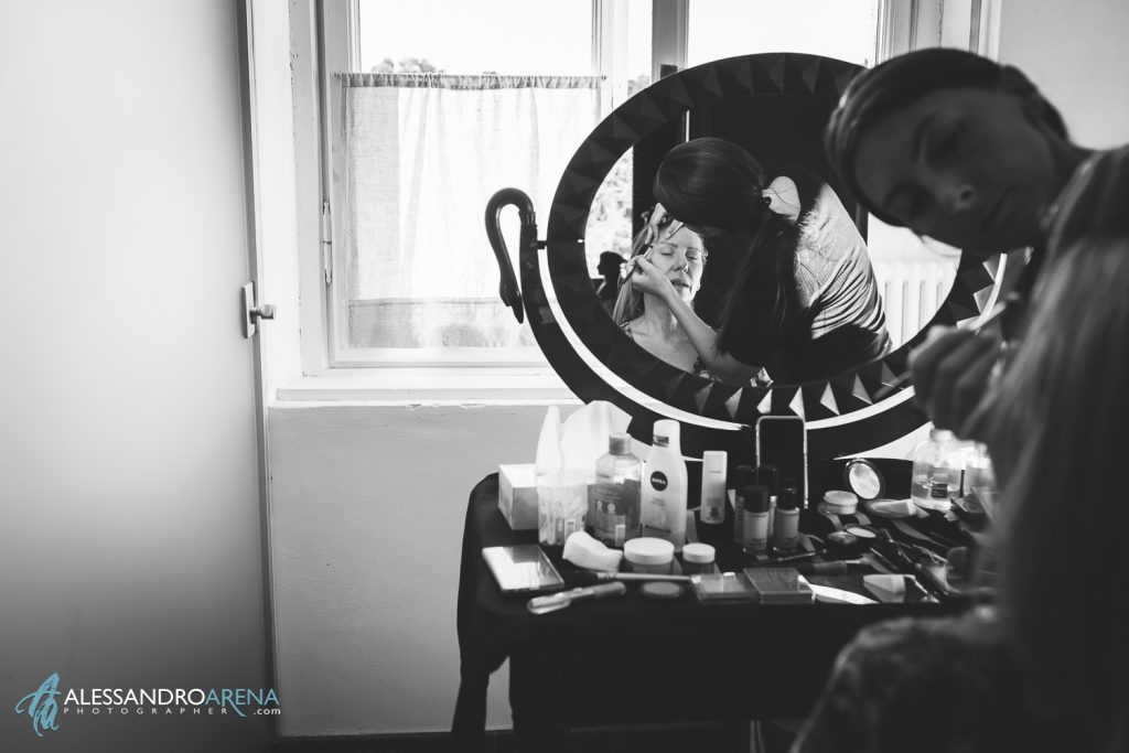 la sposa durante il trucco
