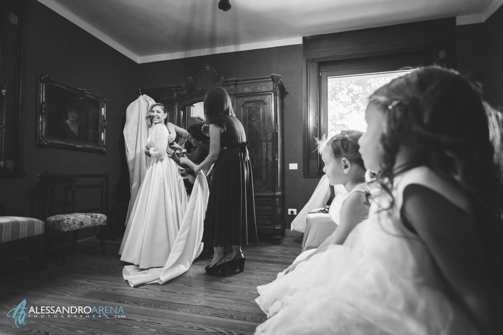 Le nipotine della sposa assistono alla vestizione