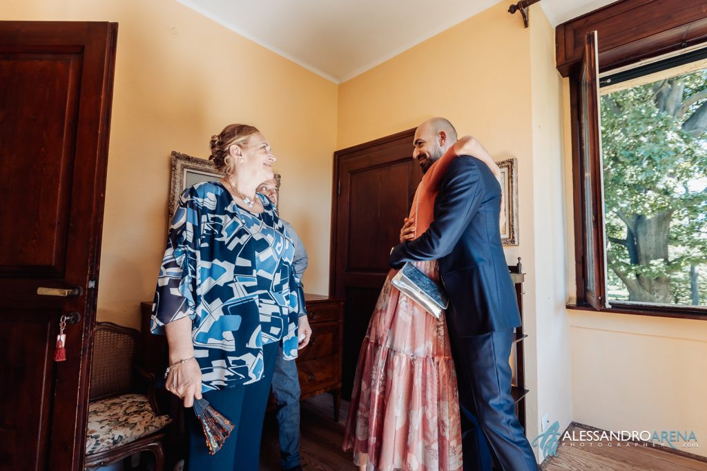 abbraccio dello sposo e la sorella