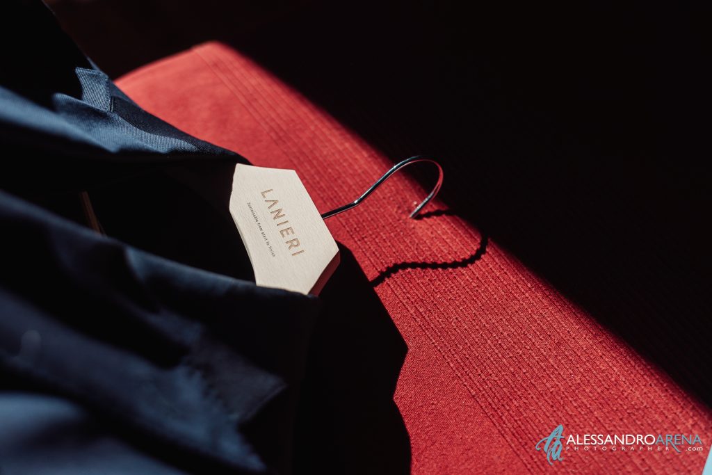 dettaglio abito sposo