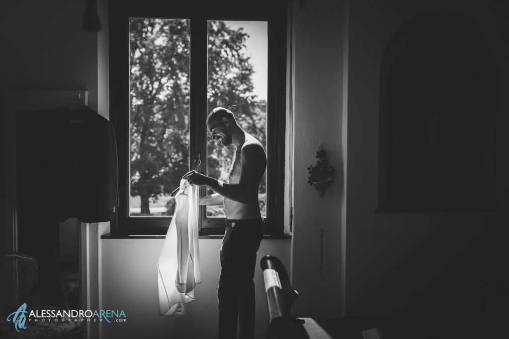 Lo sposo indossa la camicia