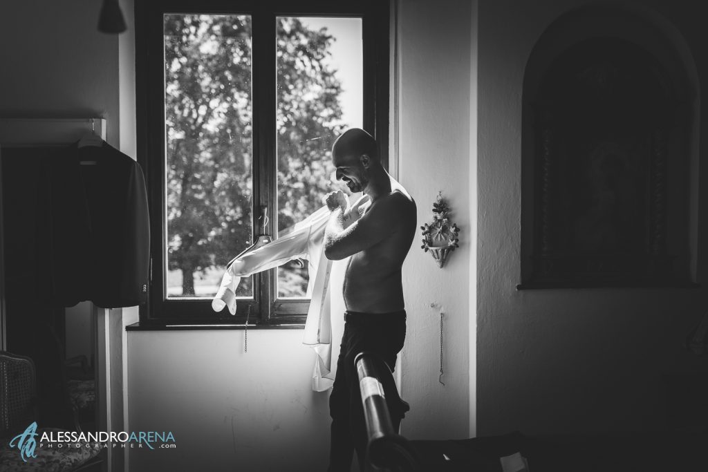 Lo sposo indossa la camicia