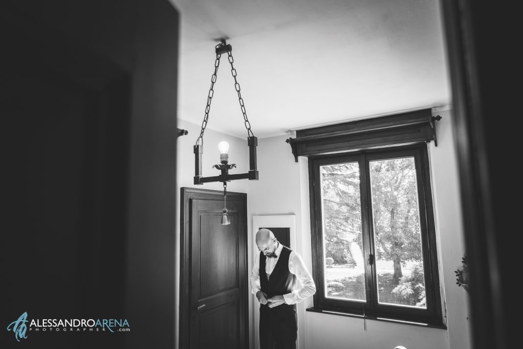 Lo sposo indossa il gilet