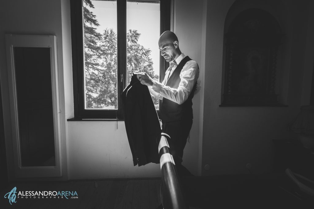 Lo sposo indossa la giacca