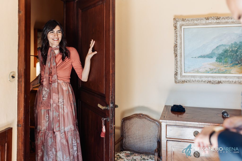 La sorella dello sposo assiste emozionata