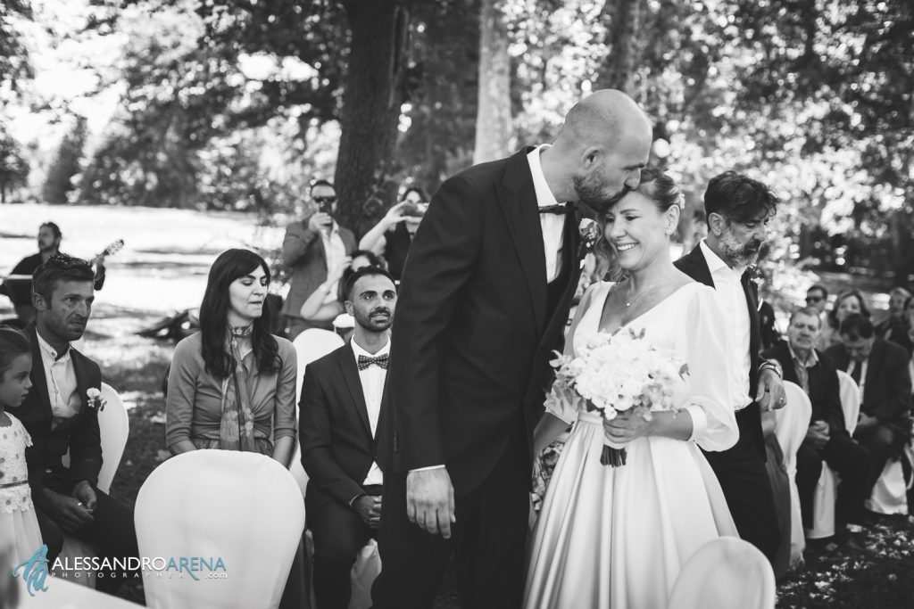 Rito simbolico a villa Rocchetta - Lo sposo saluta la sposa con un bacio sulla fronte