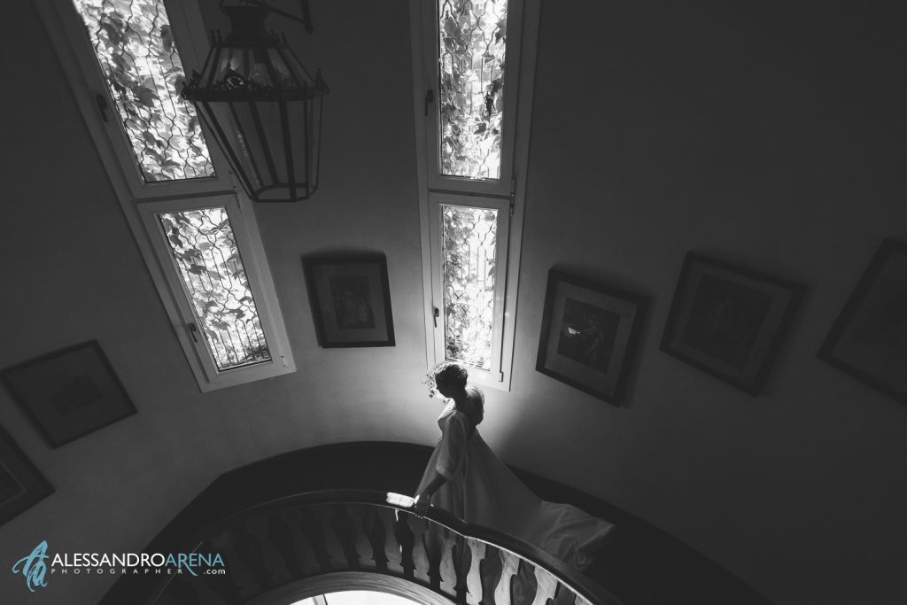 La sposa scende le scale di villa rocchetta