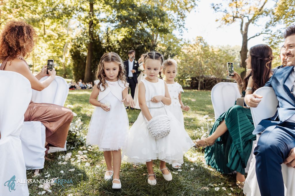 Le nipotine della sposa spargono i petali