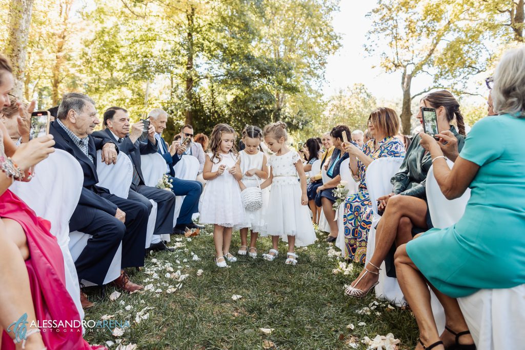 Le nupotine della sposa spargono i petali