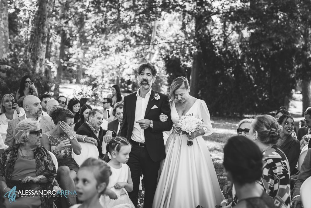 L'emozione della sposa all'arrivo