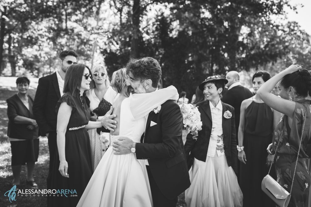 Il fratello della sposa abbraccia la sorella