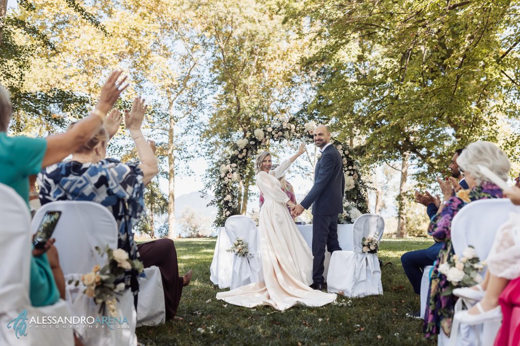 Euforia della sposa al termine del rito simbolico