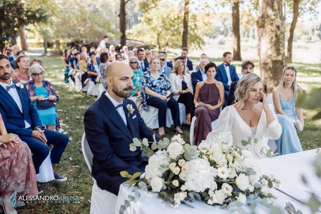 La sposa si emoziona durante il rito simbolico a villa rocchetta