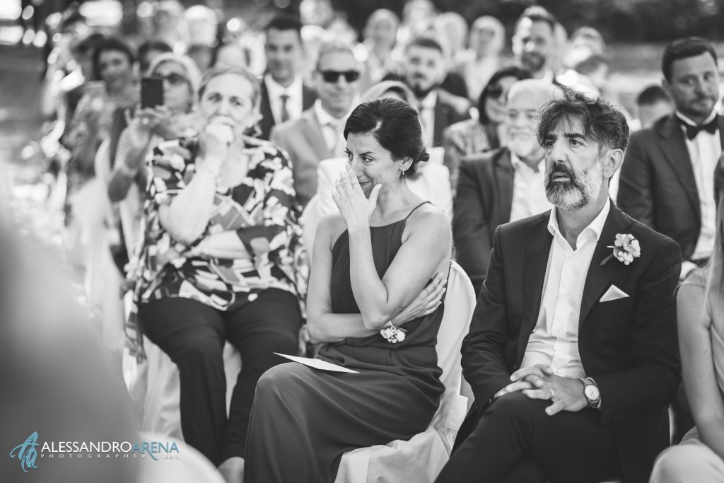 La testimone della sposa si emoziona