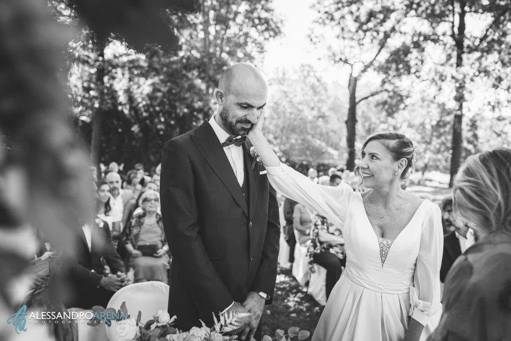 La sposa accarezza lo sposo dopo lo scambio degli anelli