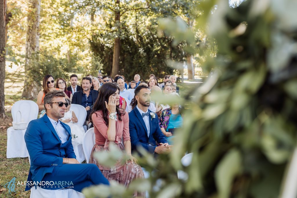 La sorella dello sposo si emoziona