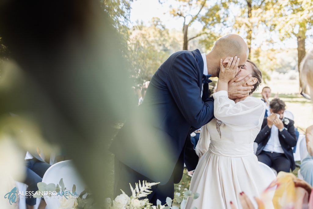 Gli sposi si baciano