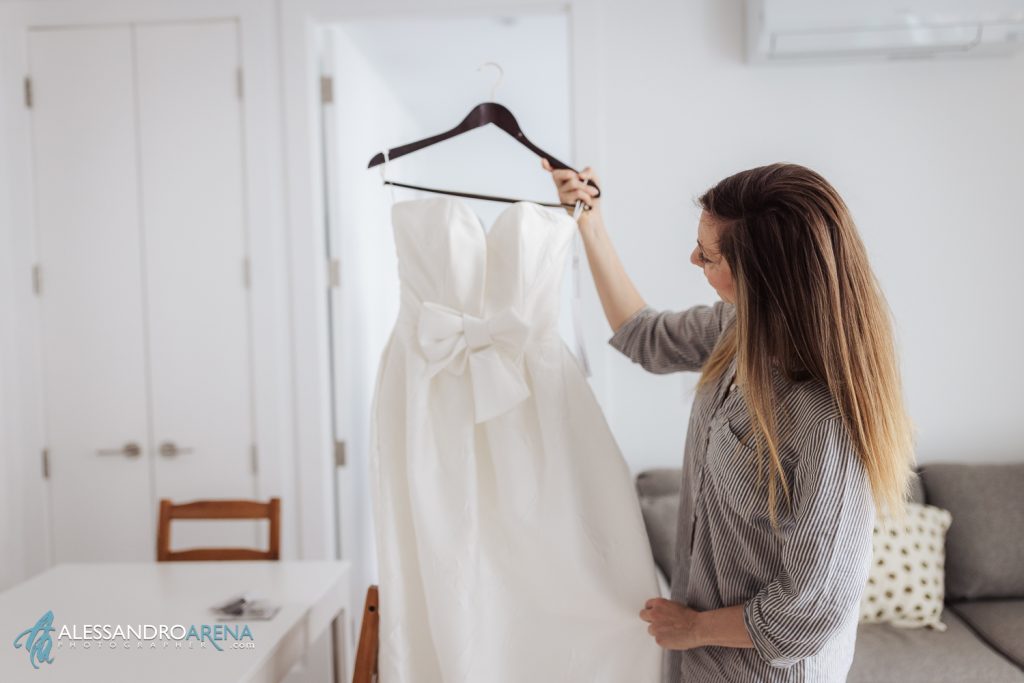 La sposa tira fuori l'abito di Simone Marulli