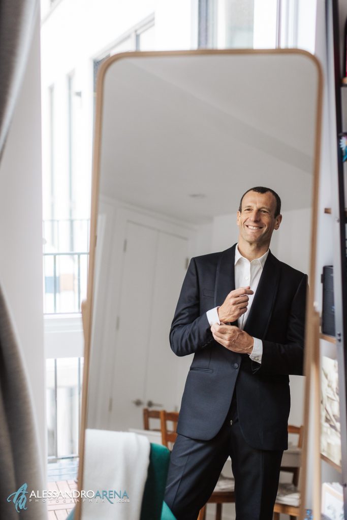 Lo sposo ha ultimato la vestizione