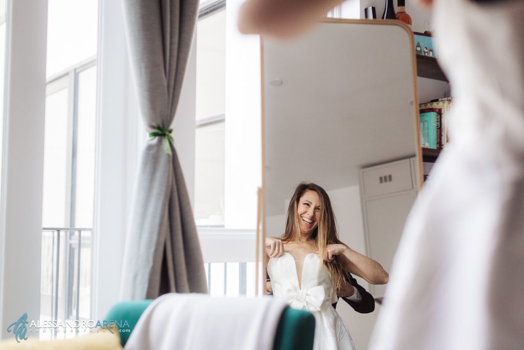 La sposa felicissima di indossare l'abito Simone Marulli