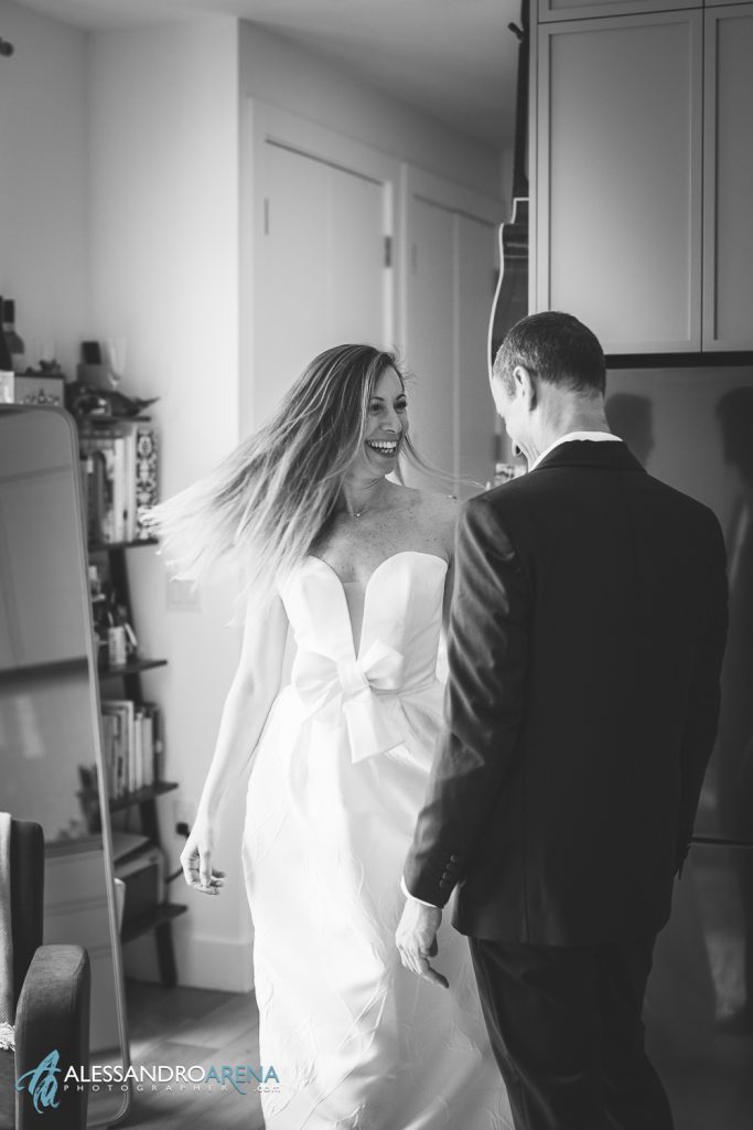 La sposa ha ultimato la vestizione