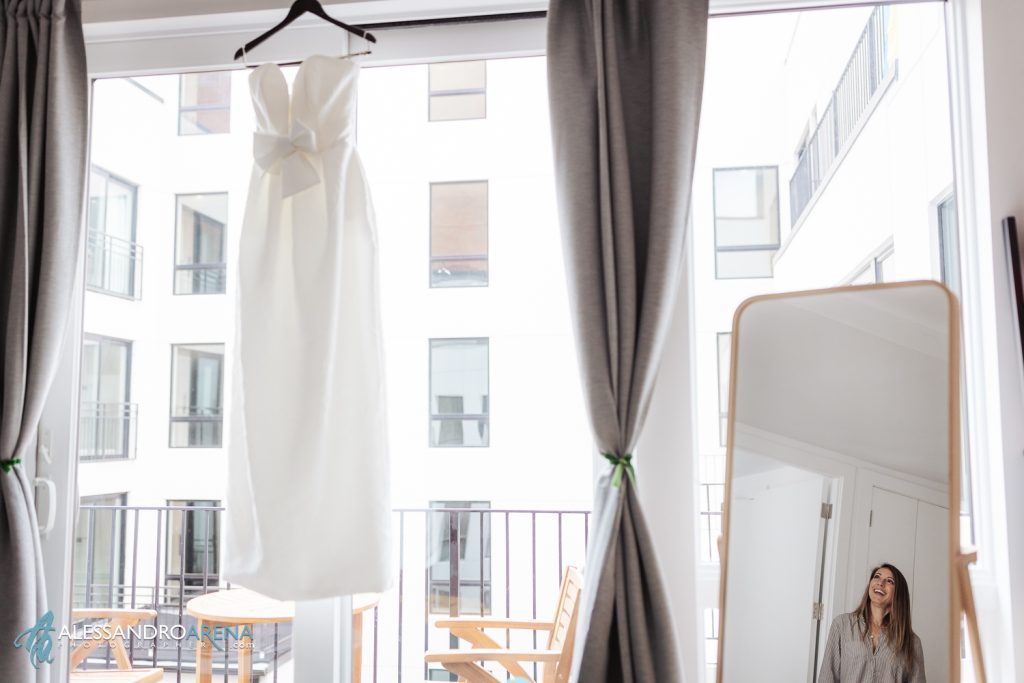 La sposa ammira l'abito da sposa di Simone Marulli