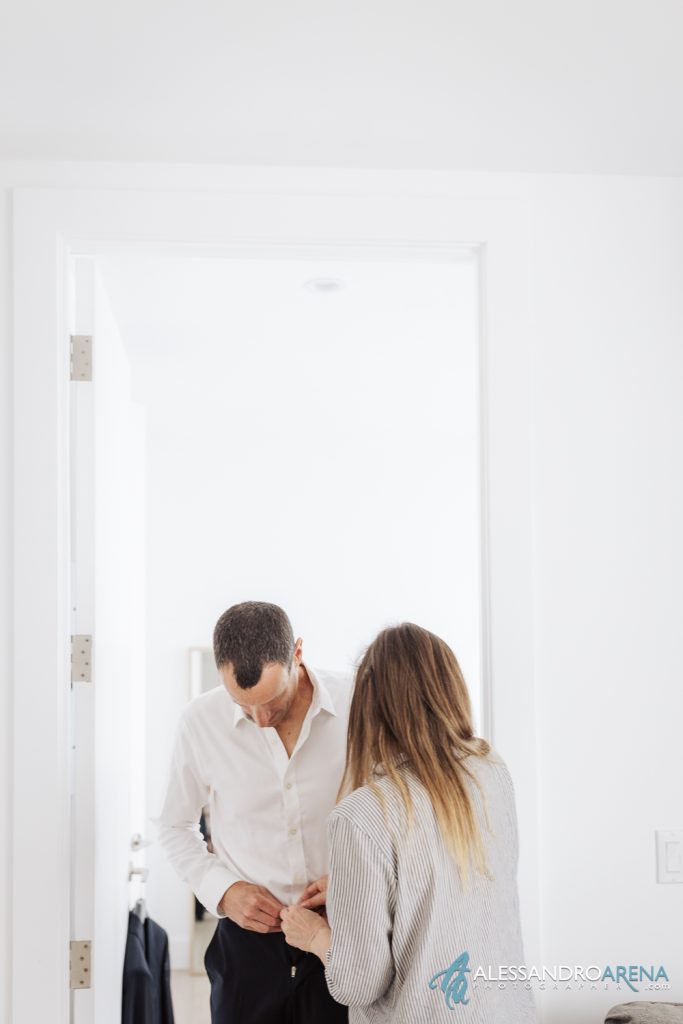 La sposa aiuta lo sposo nella vestizione