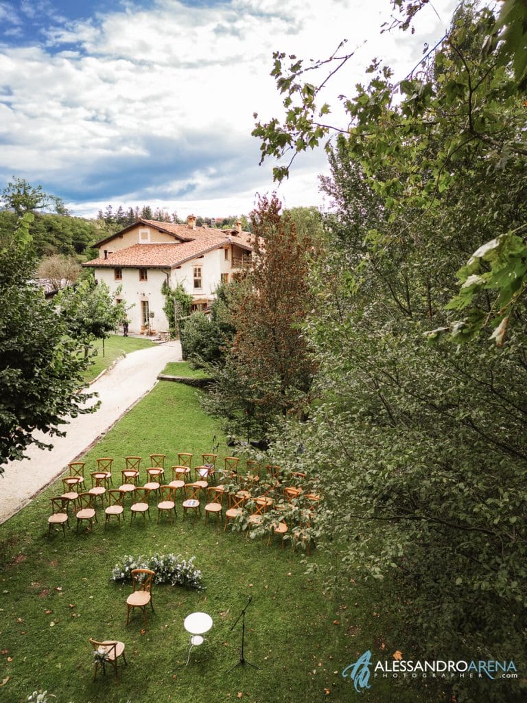 L'allestimento del matrimonio simbolico al mulino dell'olio visto dall'alto