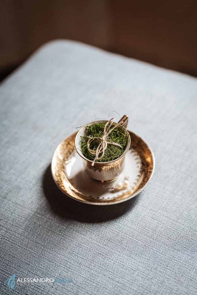 Dettaglio porta fedi