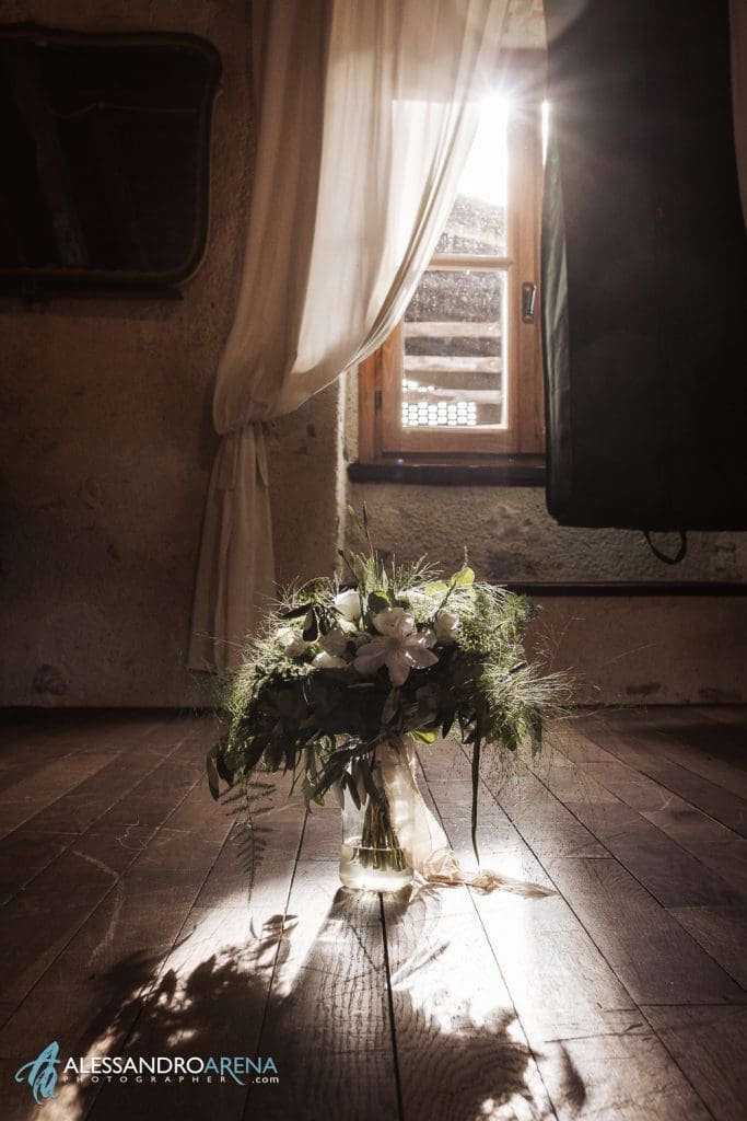Un raggio di luce illumina il bouquet della sposa
