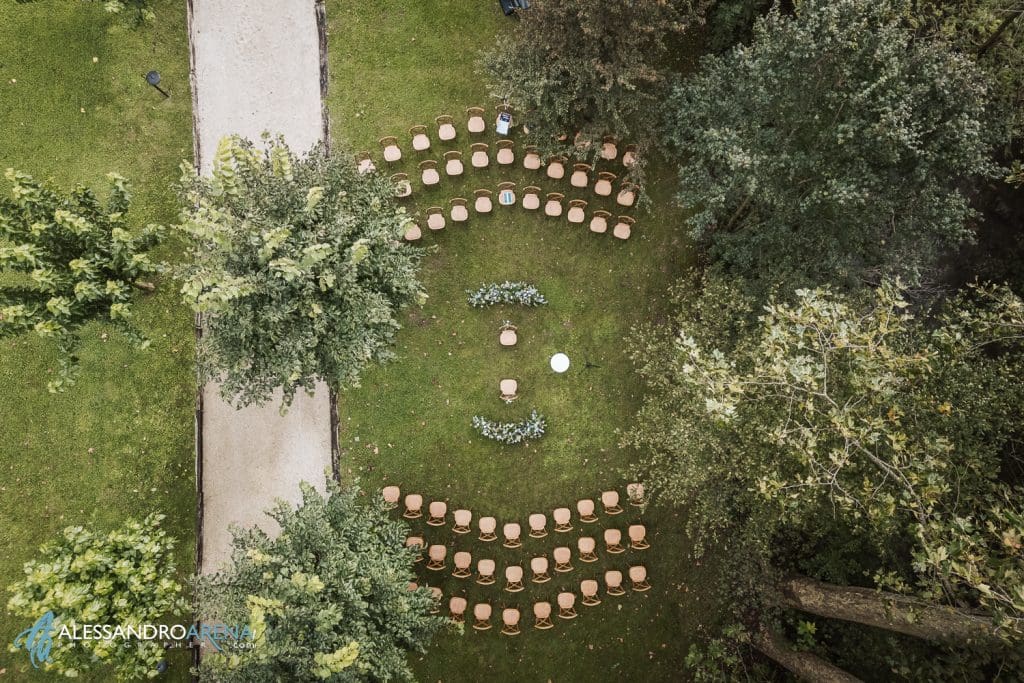 L'allestimento del matrimonio simbolico al mulino dell'olio visto dall'alto