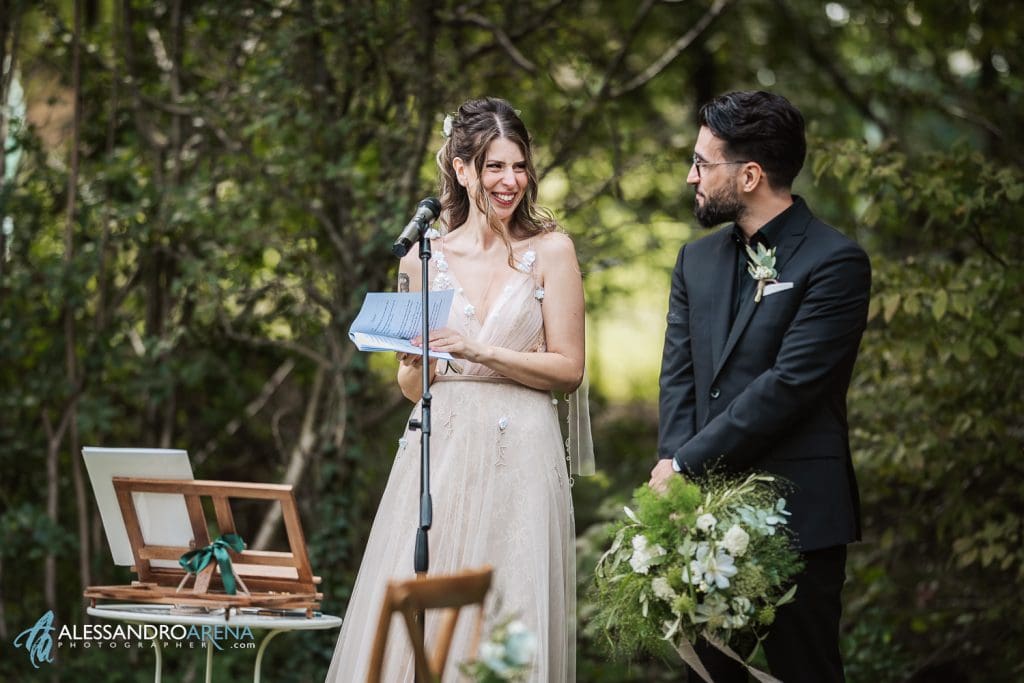 La sposa durante il discorso ai genitori