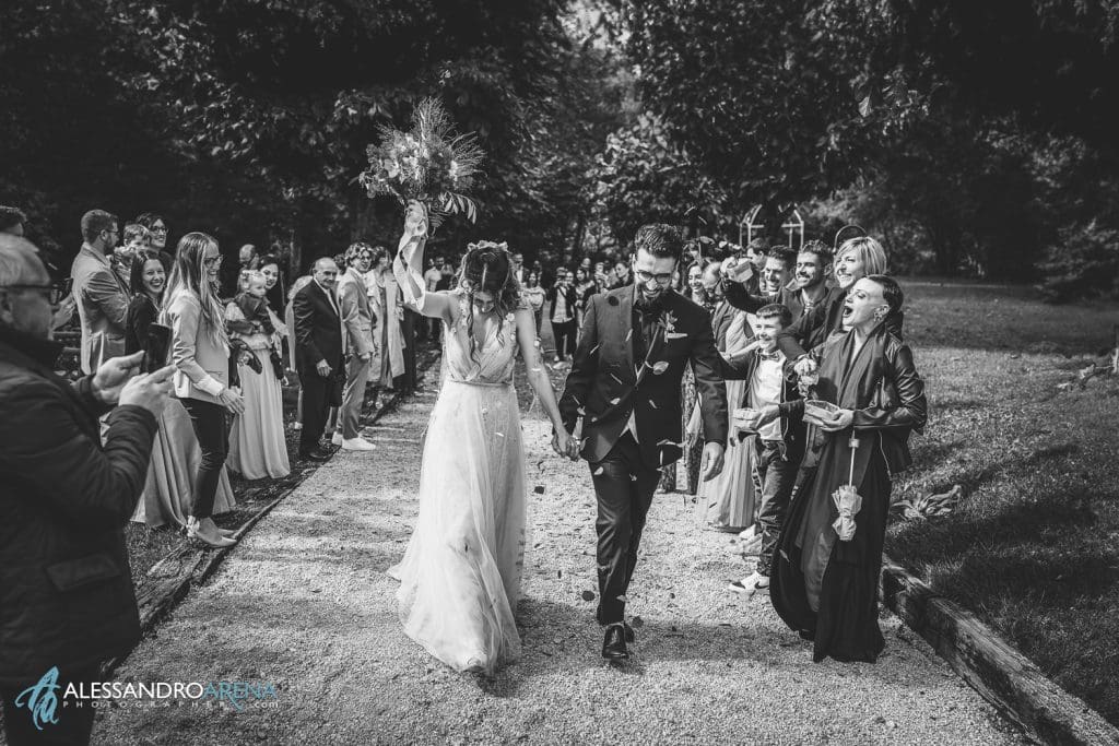 Gli sposi durante il lancio dei petali