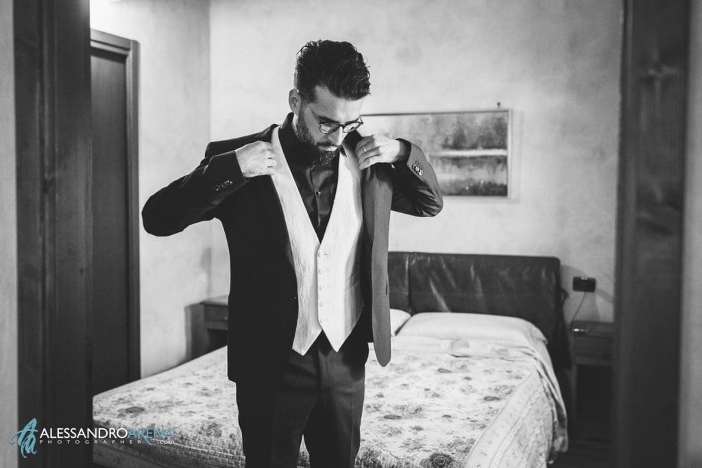 Lo sposo indossa la giacca