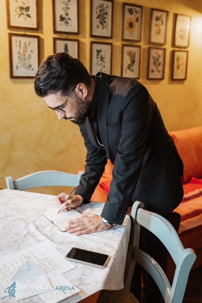 Lo sposo prende appunti sul diario