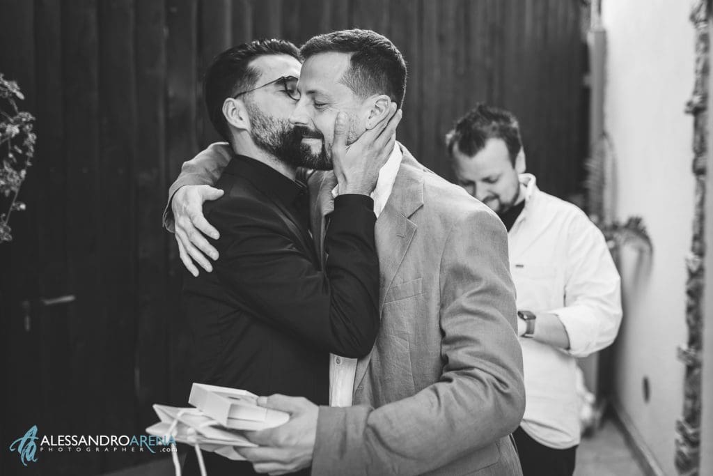 Lo sposo saluta il testimone