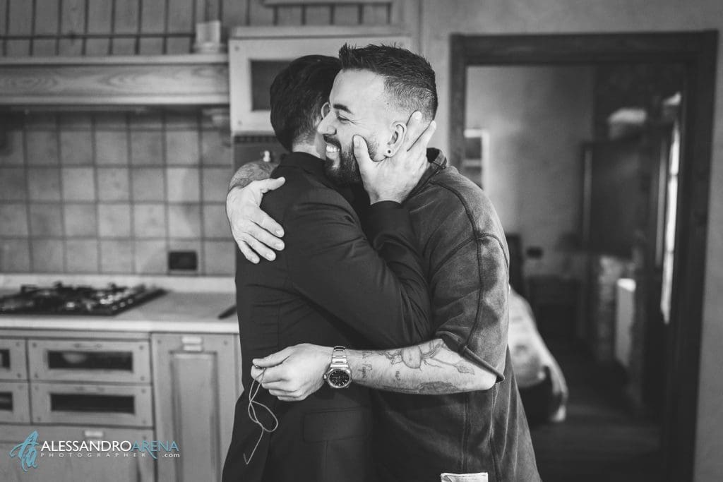 Lo sposo saluta il fratello