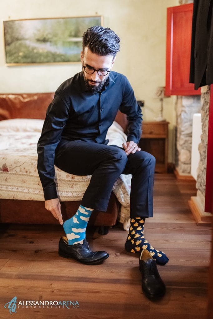 Vestizione dello sposo, indossa le scarpe