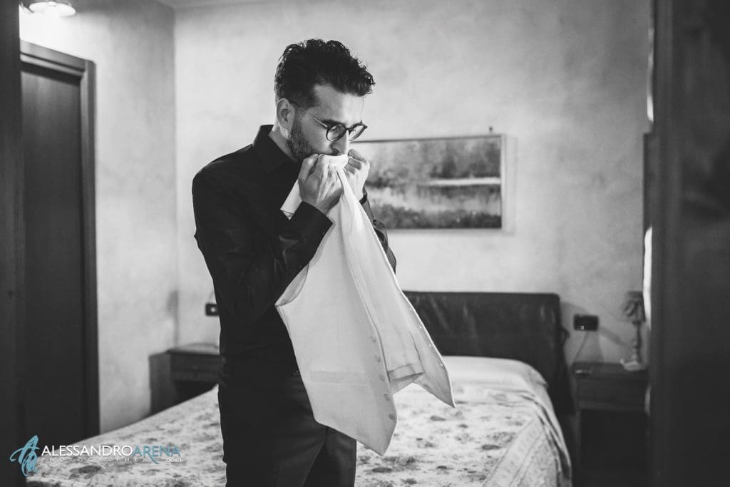 Lo sposo bacia il gilet che è stato del nonno