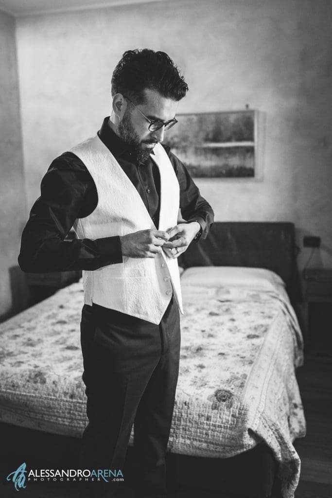 Lo sposo indossa il gilet