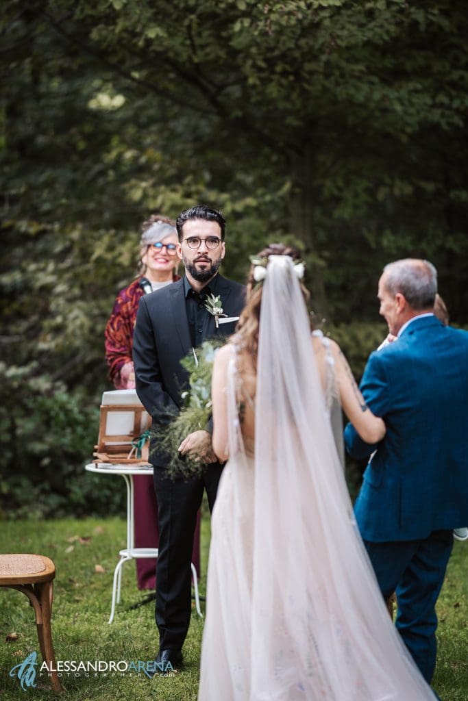 La sposo guarda con stupore la sposa