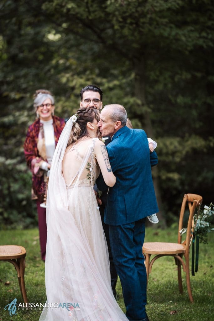 Il padre saluta la sposa