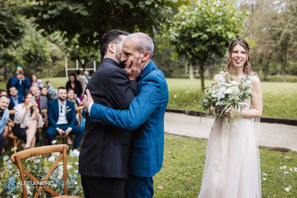 Il padre della sposa saluta lo sposo