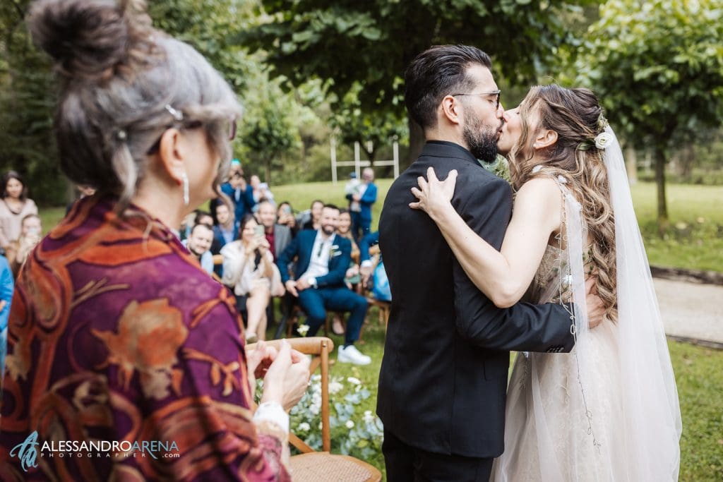 Gli sposi si incontrano in un bacio
