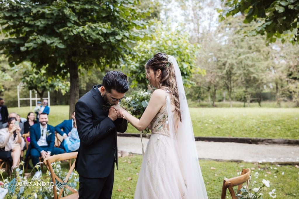 Lo sposo bacia la mano alla sposa