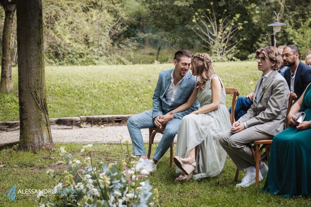 Gli sguardi di due invitati