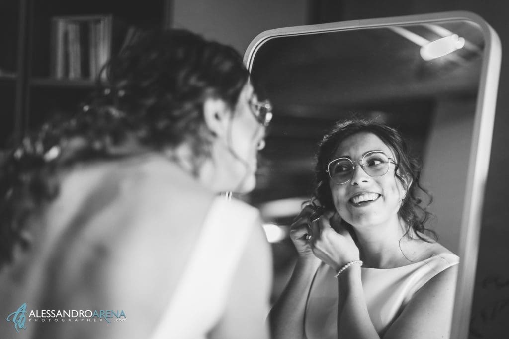 La sposa indossa gli orecchini