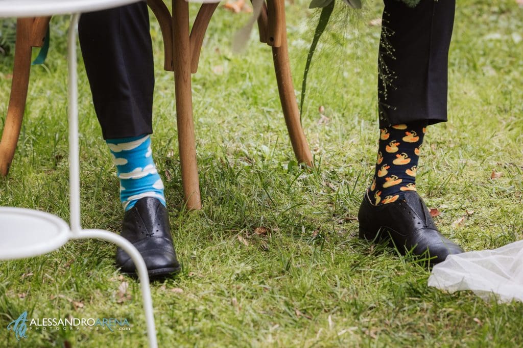 Calzini spaiati per lo sposo