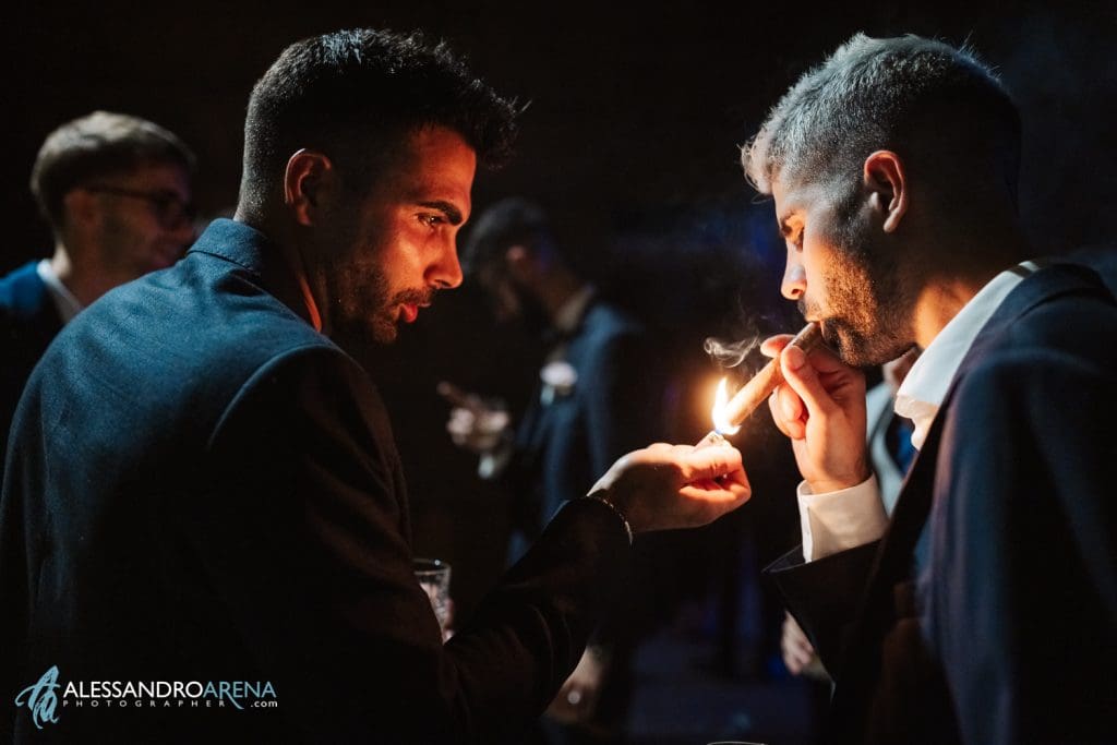 Gli invitati accendono i sigari 