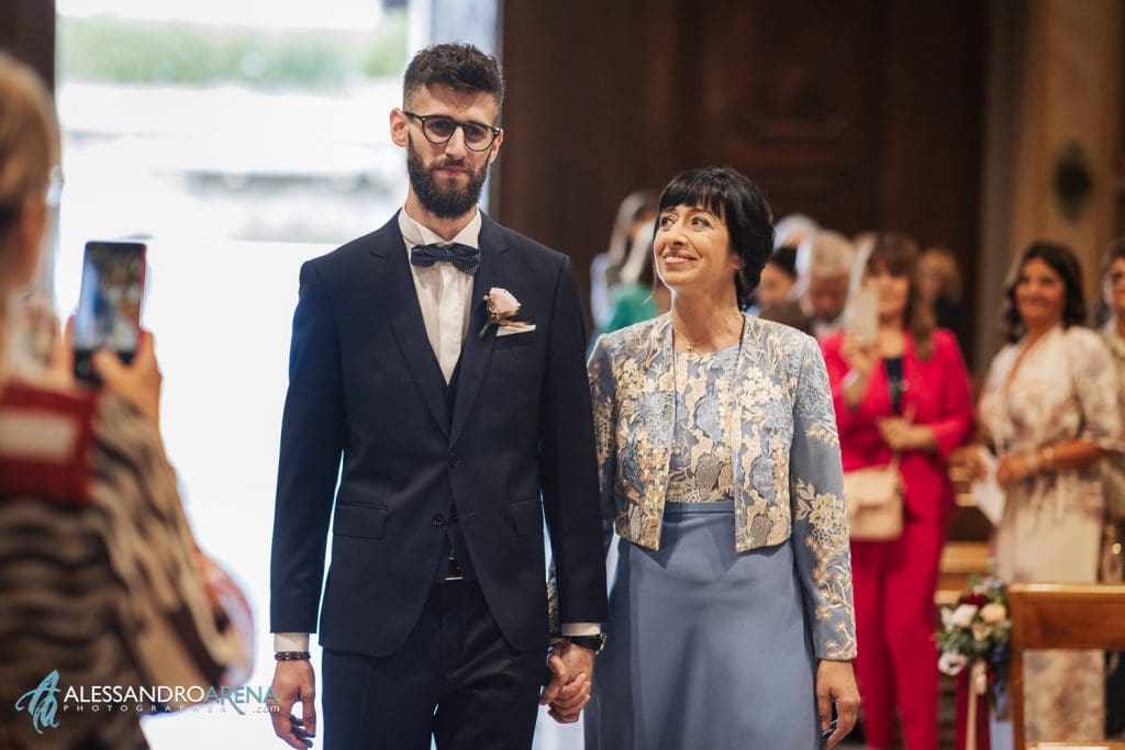 L'ingresso dello sposo accompagnato dalla mamma